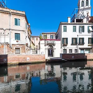 Ln Luxe Canal View , Venice Italy